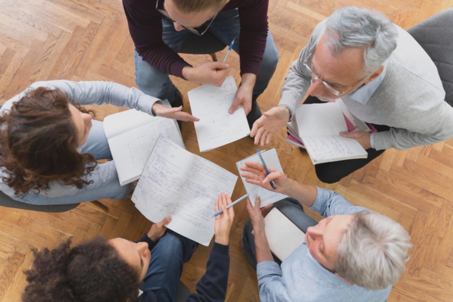 Lerngruppe bei der gemeinsamen Arbeit an Finanzanalysen